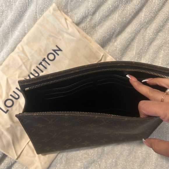 Louis Vuitton Poche Toilette Monogram - Picture 2 of 4